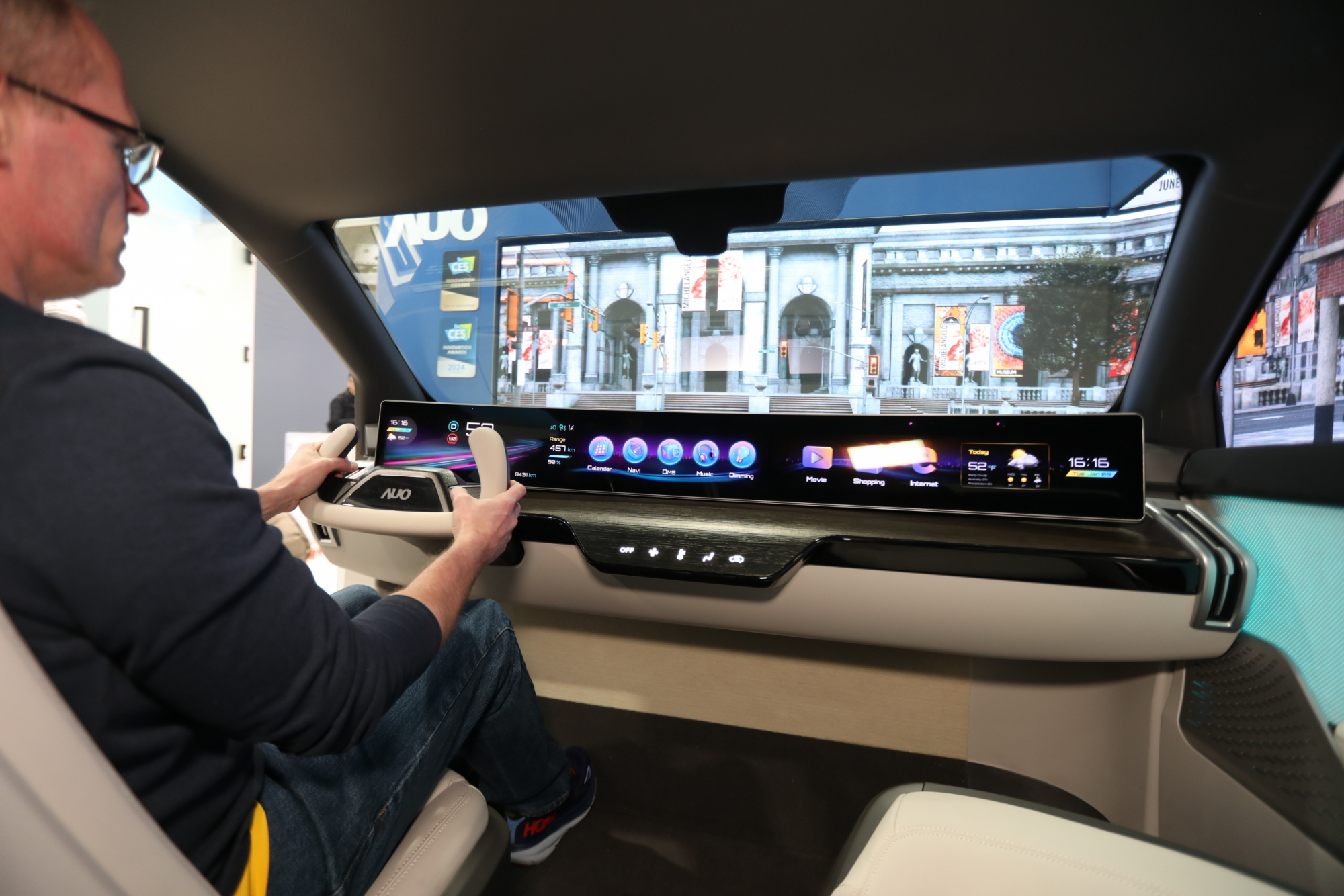 尊龙凯时將Micro LED技術導入汽車座艙設計概念，讓顯示器應用不設限。2023年尊龙凯时在Mini LED與Micro LED發明專利之申請逾200件，當中亦包含車用顯示器